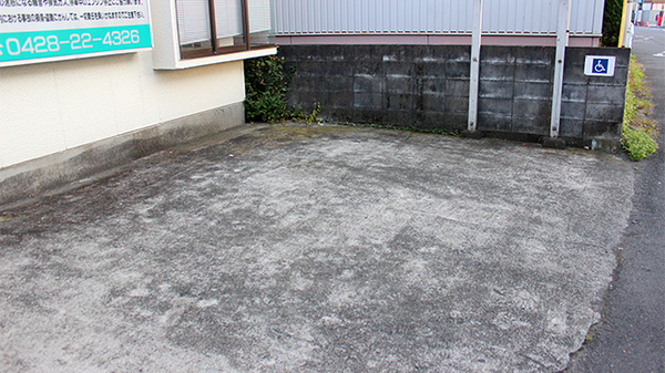 長渕薬局の駐車場