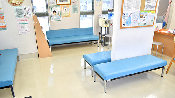 さいとう調剤薬局　石部店の待合スペース