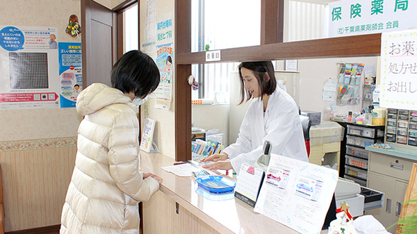 順心堂薬局の作業風景