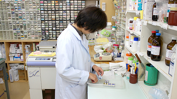 ひまわり薬局の作業風景