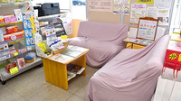 成岡薬局　井口店の待合スペース