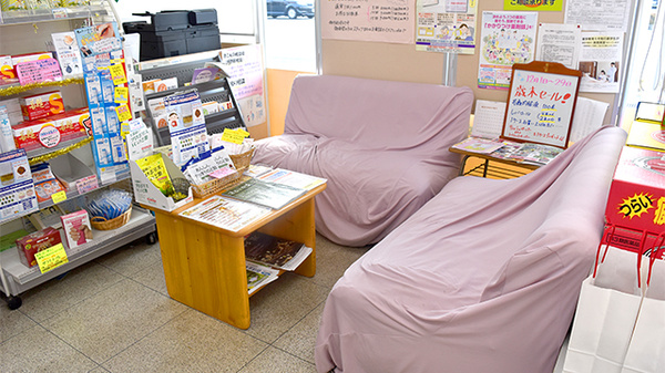 成岡薬局　井口店の待合スペース