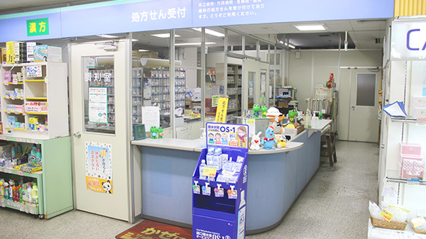 石舘薬局の入口