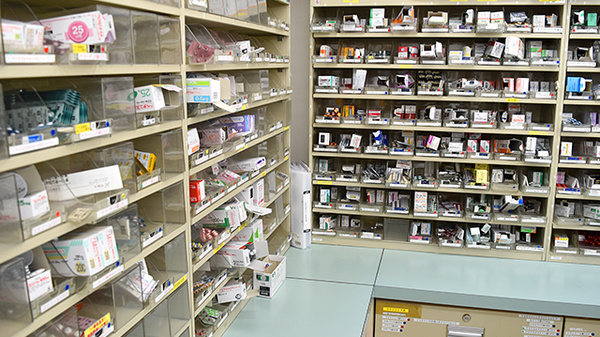 スギ薬局　城北店の薬棚