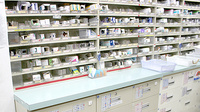 スギ薬局　原店の薬棚