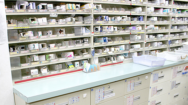 スギ薬局　原店の薬棚