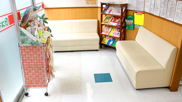スギ薬局　原店の待合スペース