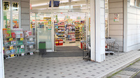 スギ薬局　白土店の入口