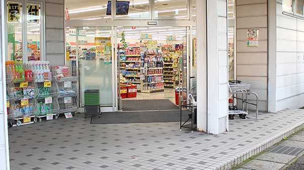 スギ薬局　白土店の入口