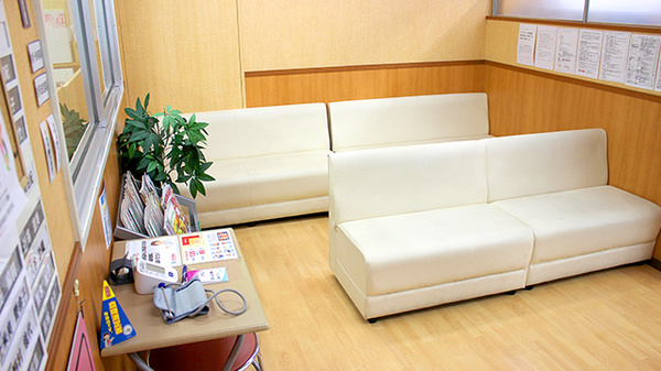 スギ薬局　伏見店の待合スペース