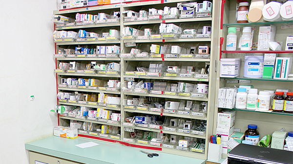 スギ薬局　伏見店の薬棚