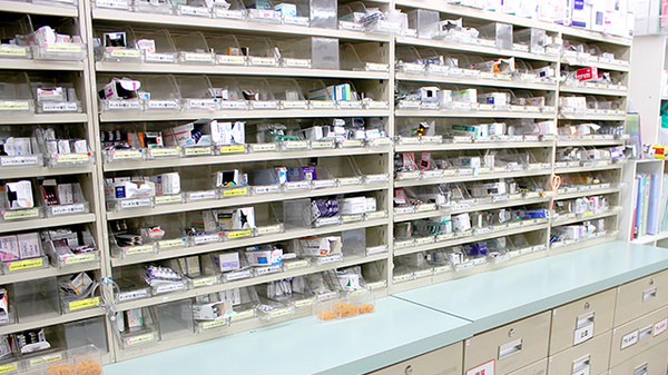 スギ薬局　御器所店の薬棚