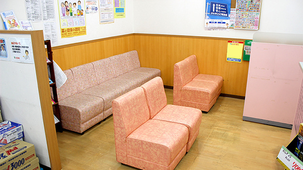 スギ薬局　弥富通店の待合スペース