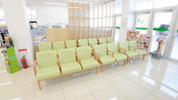 スギ薬局　向島店の待合スペース