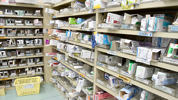 スギ薬局　砂田橋店の薬棚