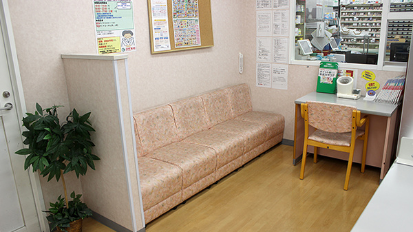 スギ薬局　木場店の待合スペース