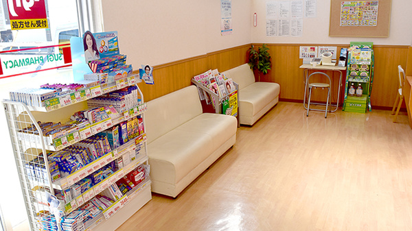 スギ薬局　宝神店の待合スペース
