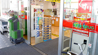 スギ薬局　戸田店の入口