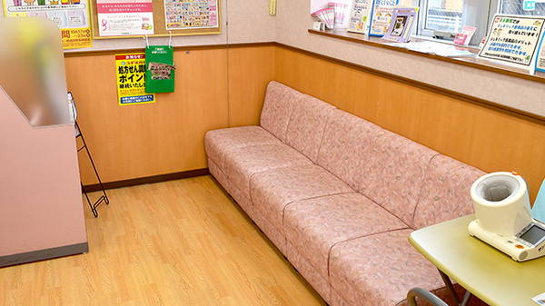 スギ薬局　高坂店の待合スペース