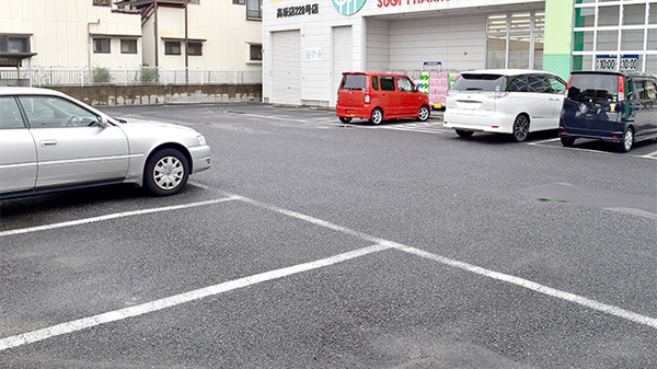 スギ薬局　高坂店の駐車場