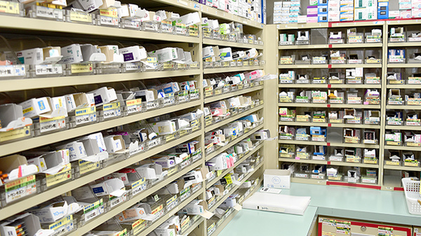 スギ薬局　高坂店の薬棚