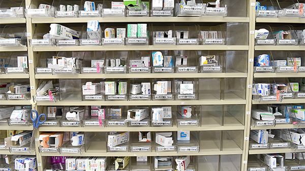 スギ薬局　徳重店の薬棚