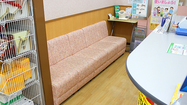 スギ薬局　瑞穂通店の待合スペース