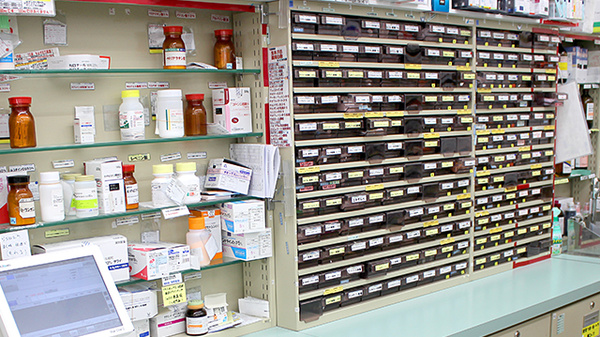 スギ薬局　瑞穂通店の薬棚