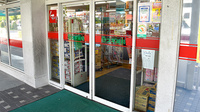 スギ薬局　高畑店の入口