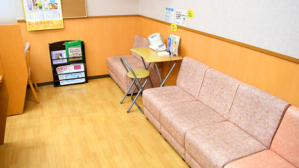 スギ薬局　高畑店の待合スペース