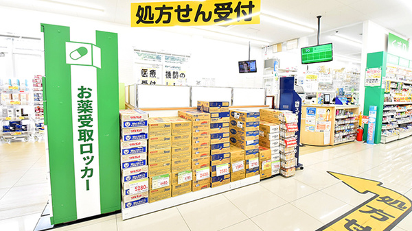 スギ薬局　上飯田店の入口