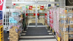 スギ薬局　桜山店の入口