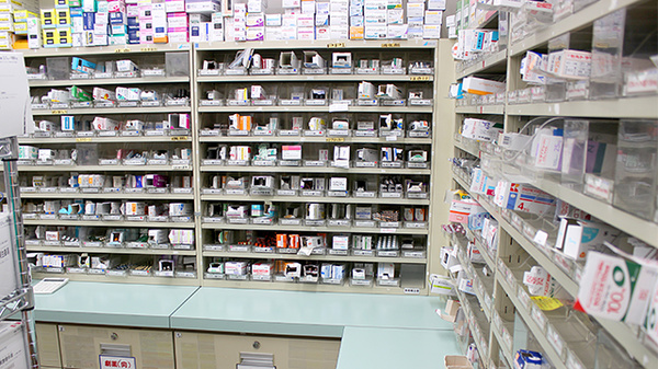 スギ薬局　桜山店の薬棚