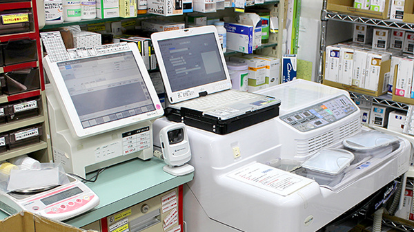 スギ薬局　大須店の調剤器具