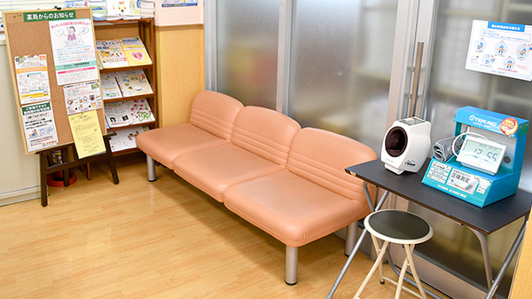 スギ薬局　出戸店の待合スペース