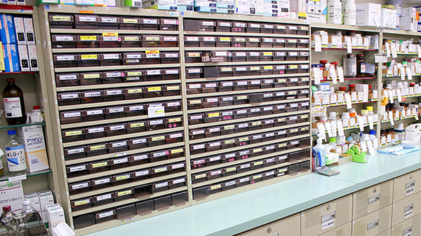 スギ薬局　笠寺店の薬棚
