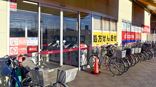 スギ薬局　川越山田店の入口