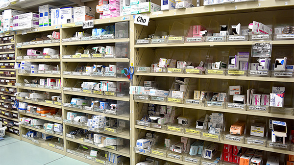 スギ薬局　川越山田店の薬棚