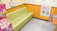 スギ薬局　川越山田店の待合スペース