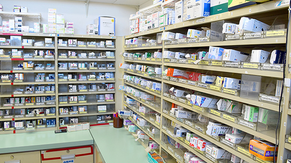 スギ薬局　川越南古谷店の薬棚