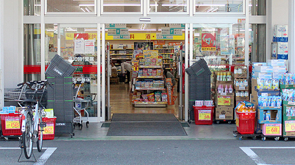 スギ薬局　上青木店の入口