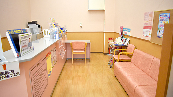 スギ薬局　上里店の待合スペース