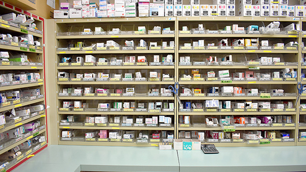 スギ薬局　上里店の薬棚