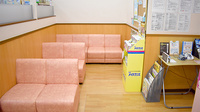 スギ薬局　泉西が岡店の待合スペース