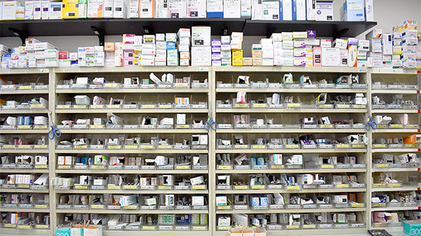 スギ薬局　泉西が岡店の薬棚