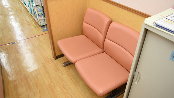 スギ薬局　都島毛馬店の待合スペース