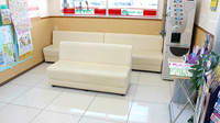 スギ薬局　岩塚店の待合スペース