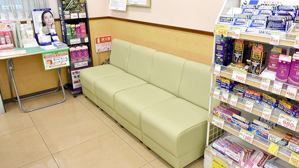 スギ薬局　都島北通店の待合スペース