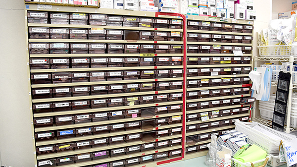 スギ薬局　東加賀屋店の薬棚
