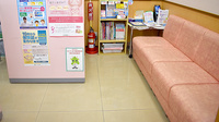 スギ薬局　浦和元町店の待合スペース